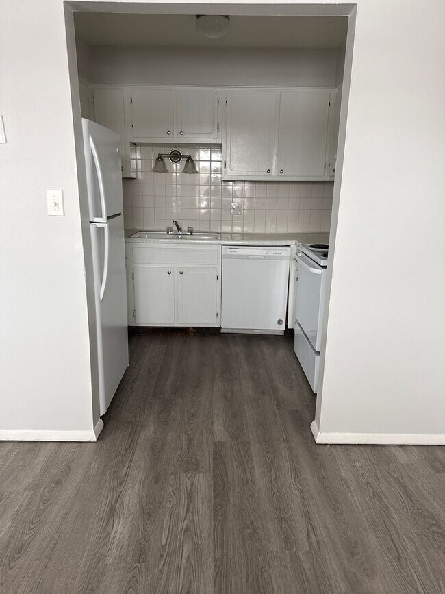 Building Photo - Eastside Apartment Evansville