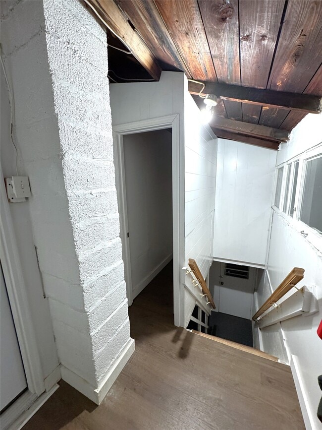 Building Photo - 33 1/2 Oak St