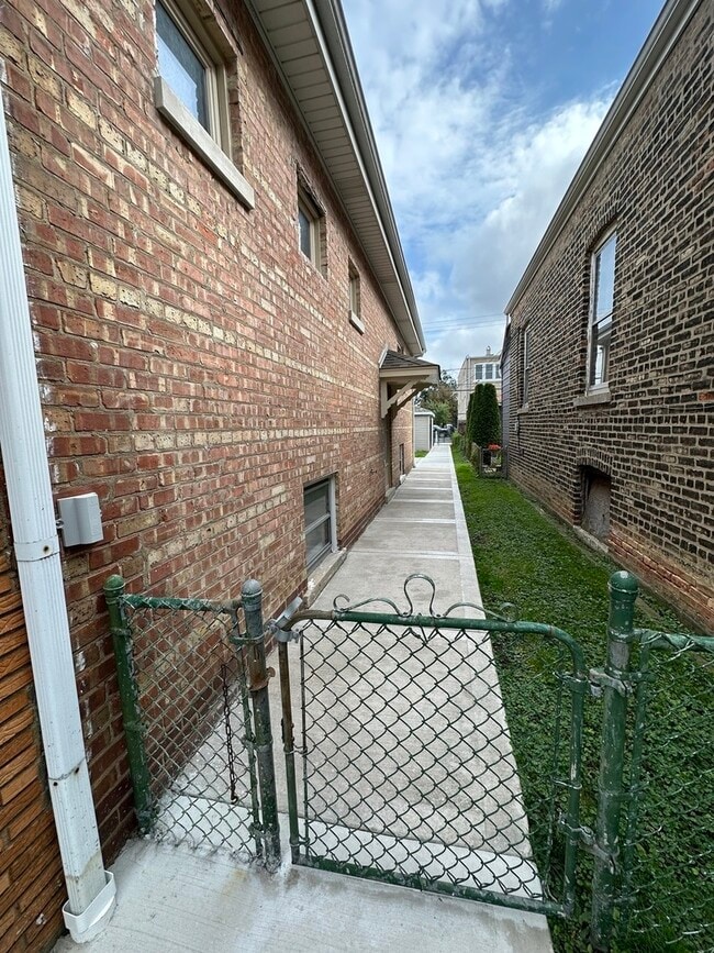 Building Photo - 5029 S Artesian Ave