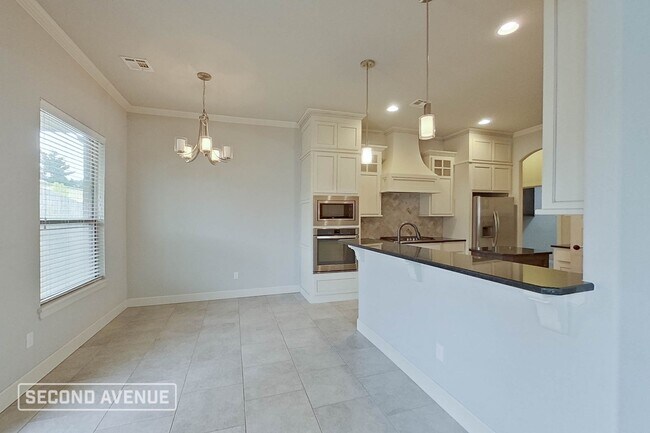 Building Photo - LIMITED TIME: $998 off second month’s rent...