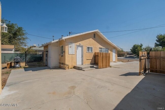 Building Photo - 2725 Desert St