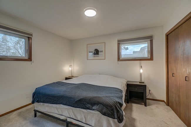 Building Photo - 2006 Pine St W