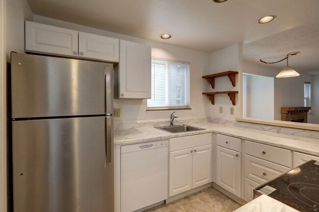 Building Photo - Updated 2 Bedroom Bellevue Condo is Available!