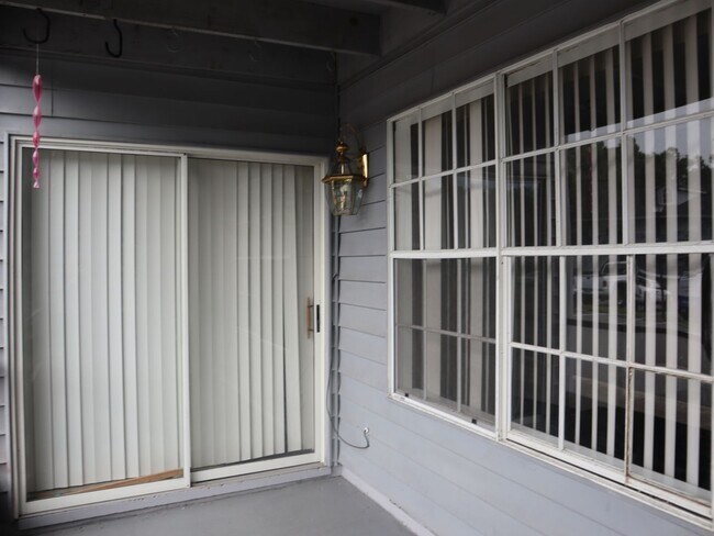 Building Photo - CONDO 2Bedroom 2 Bath MOVE IN READY CALL C...