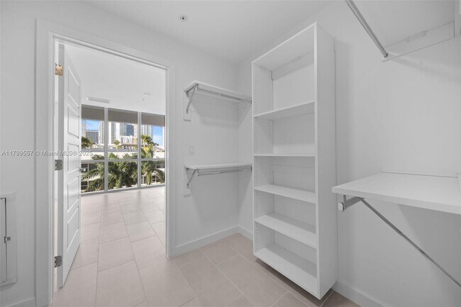 Building Photo - 2150 N Bayshore Dr