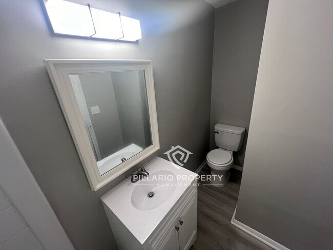 Building Photo - 4-Bedroom Home with Spacious Kitchen & Detached Garage, Available NOW!