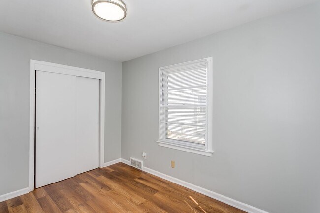 Building Photo - Newly Remodeled 2 Bedroom Home