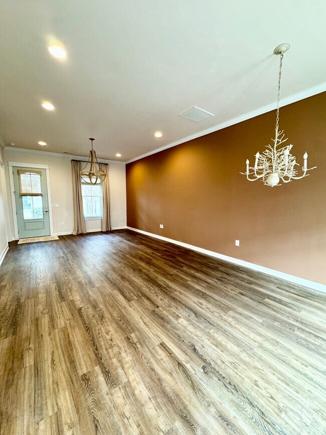 Building Photo - ELITE Townhome on Market Common! Move in ready! Make it YOURS for the Holidays!