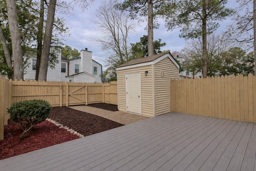 Building Photo - 425 Rennie Ct