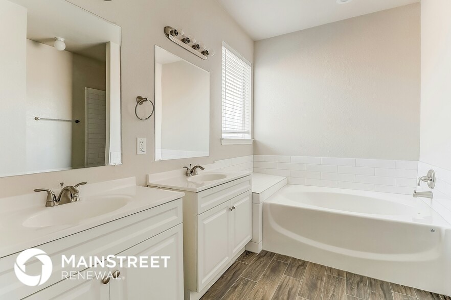 Building Photo - 715 S Parks Dr