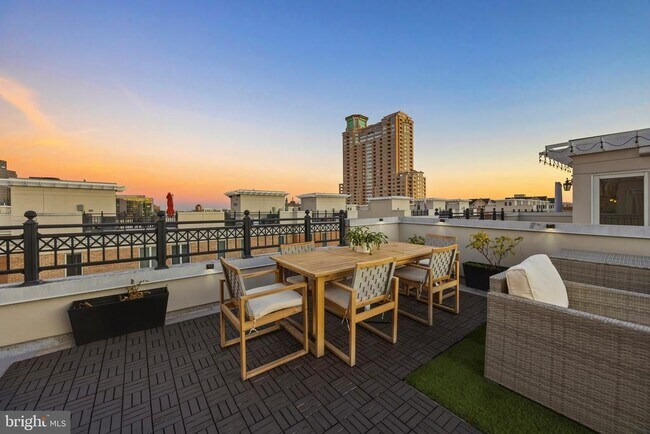 Building Photo - 900 Valencia Ct