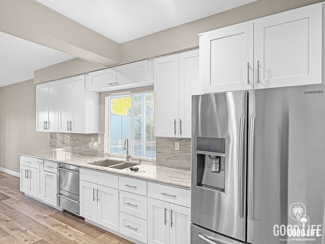 Building Photo - Great 4B/3BA House in Oceanside w/ a Large Loft!