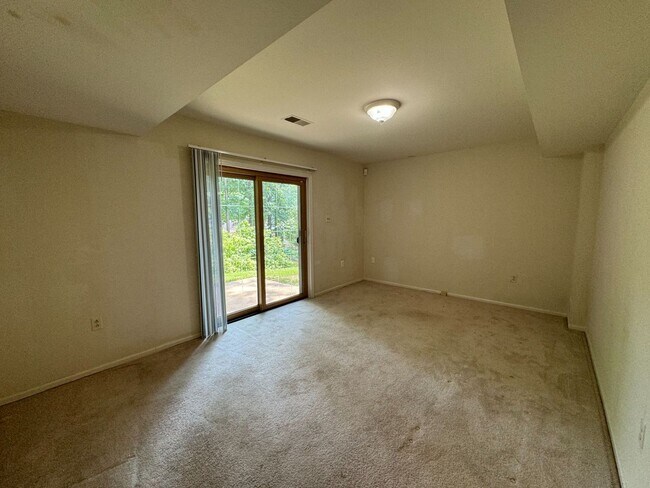 Building Photo - Spacious 4 Bed 3 Bath Home With Fully Fenc...