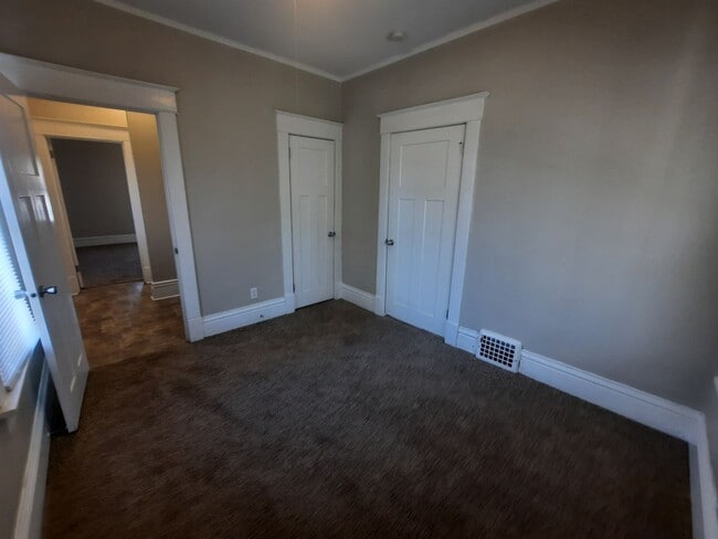 Building Photo - 2 Bedroom, 1 Bathroom home near Drake Univ...