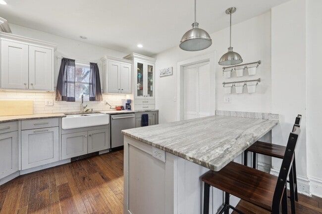 Building Photo - 48 Marinus St