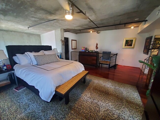 Building Photo - Downtown Loft living in Little Italy