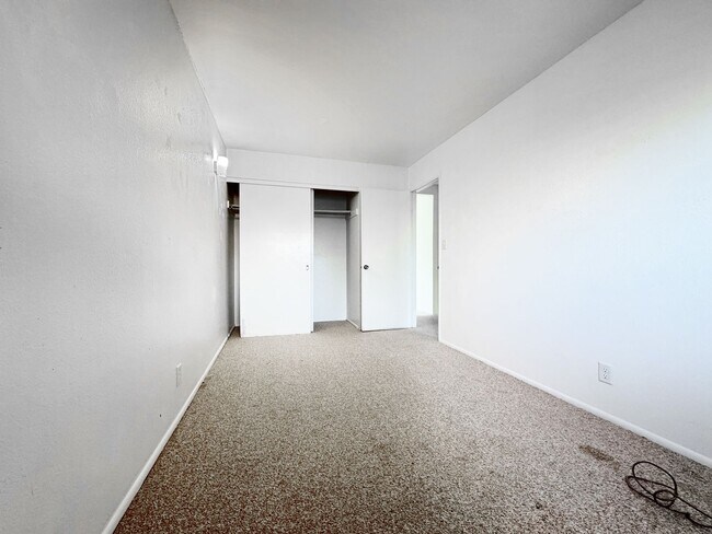 Building Photo - Available Now!!  2 BD/2.5 BA Pet Friendly Kaneohe Townhouse!