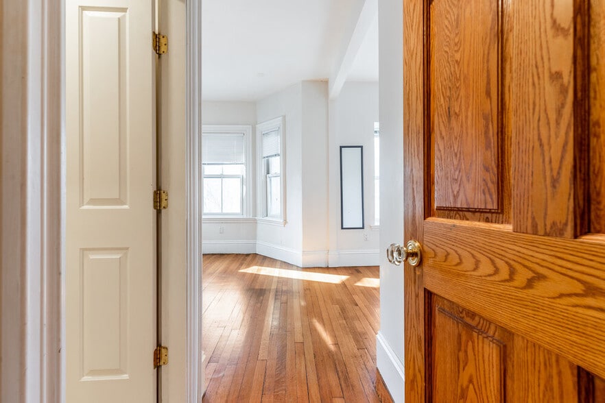 Building Photo - 1609 Tremont St