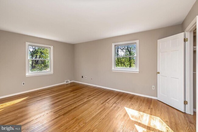 Building Photo - 60 Paul Cir