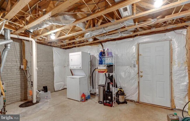 Building Photo - 833 Gallows Ct