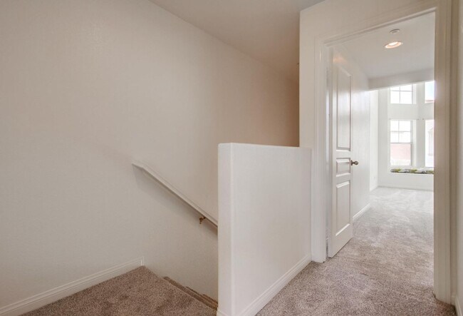 Building Photo - Available Now! Tri-Level 3 Bedroom 3.5 Bath Townhome!!