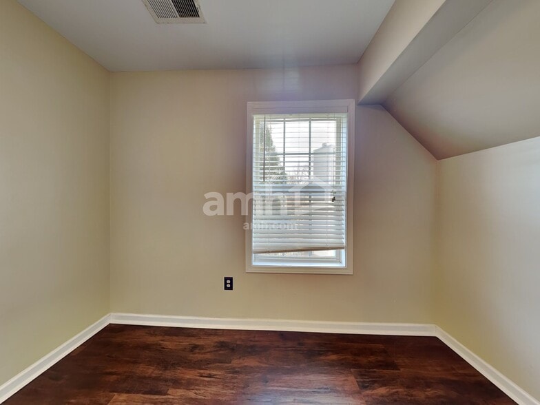 Building Photo - 11 Bittercrest Ct