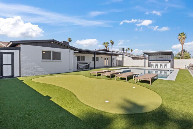 Building Photo - 2166 E Greenway Dr