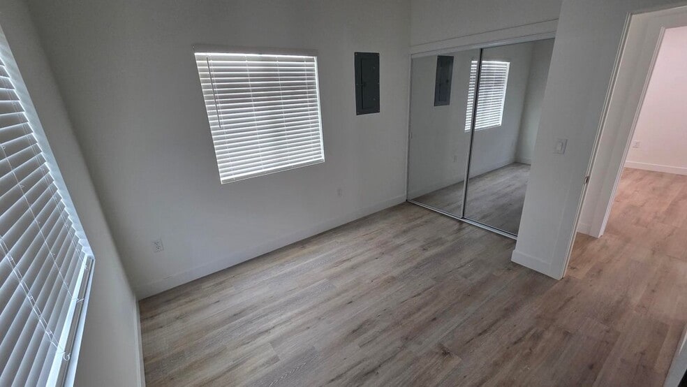 Building Photo - 988 El Camino Dr