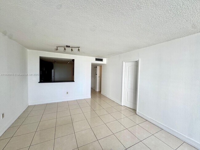 Building Photo - 1351 NE Miami Gardens Dr