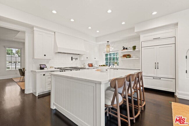 Building Photo - 9928 Toluca Lake Ave