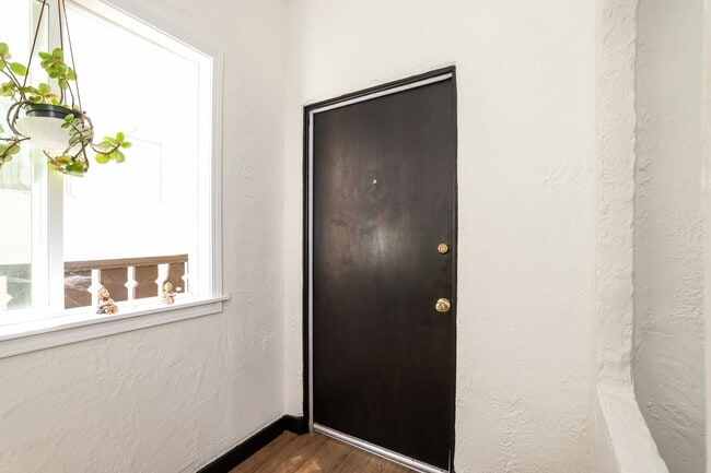 Building Photo - Beautifully Renovated Berkeley Unit!