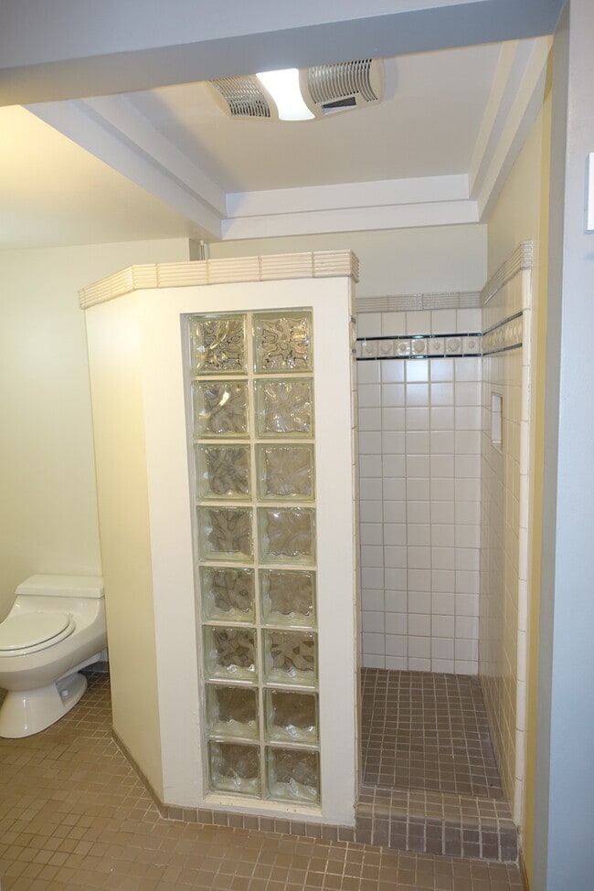 Building Photo - Private Patio Oasis