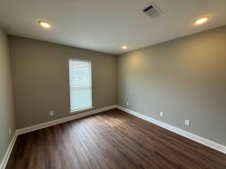 Building Photo - 116 Madisonville Dr