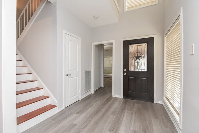 Building Photo - 201 Vanderpool Ln