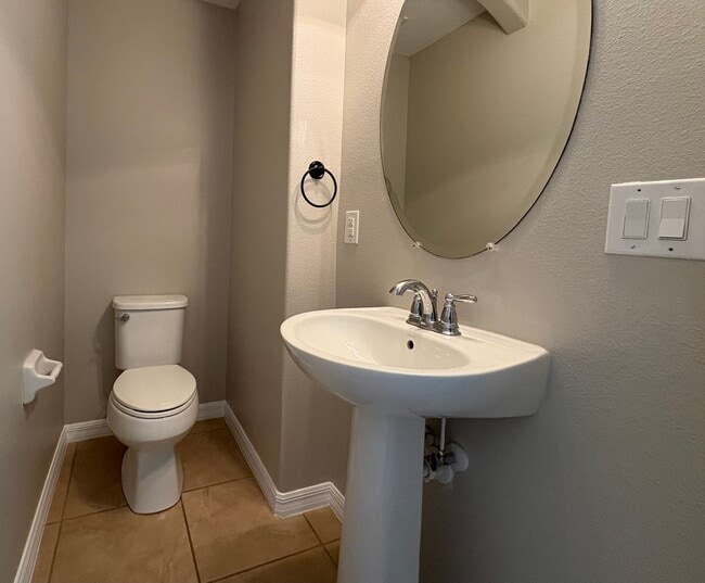 Building Photo - Gorgeous Lake View 3 BR 2.5 bath Luxury To...