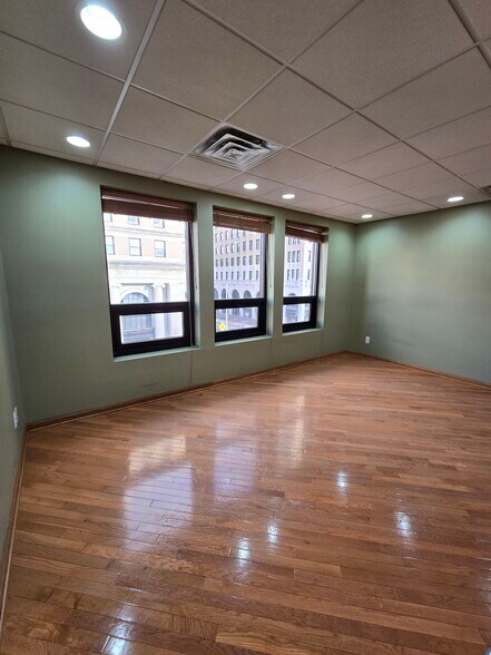 Building Photo - 35 N Saginaw St