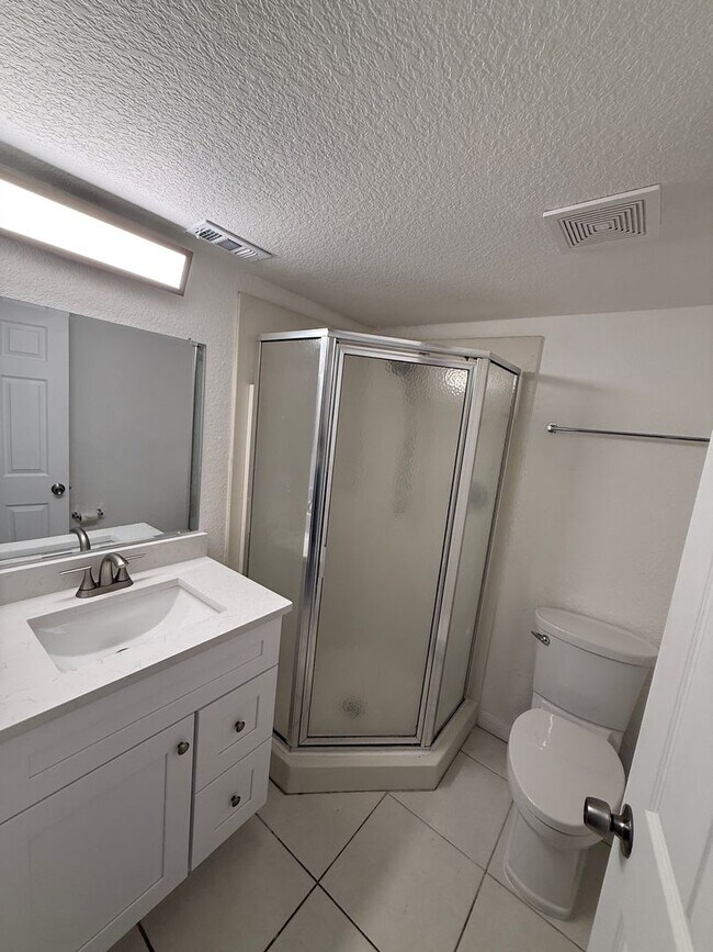 Building Photo - Ground Floor Condo 2/2  - Immediate Availa...