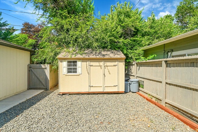 Building Photo - $2,100.00, 2-bed, 1-bath located in Denver.