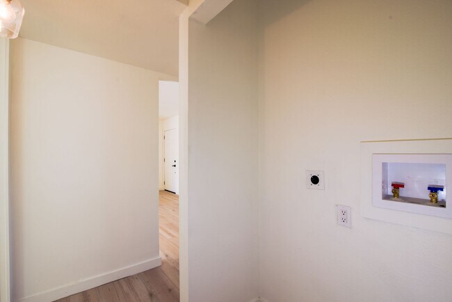 Building Photo - Beautiful 2-bedroom, 1-bathroom townhouse located in the vibrant city of El Paso