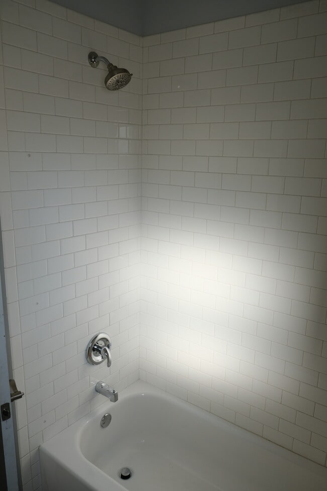 Tub/Shower - 335 Burkhardt Ct