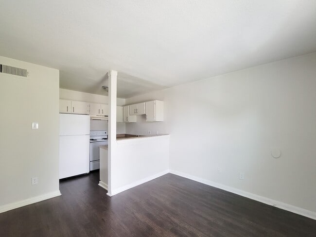 Building Photo - 101 Brookside Ln