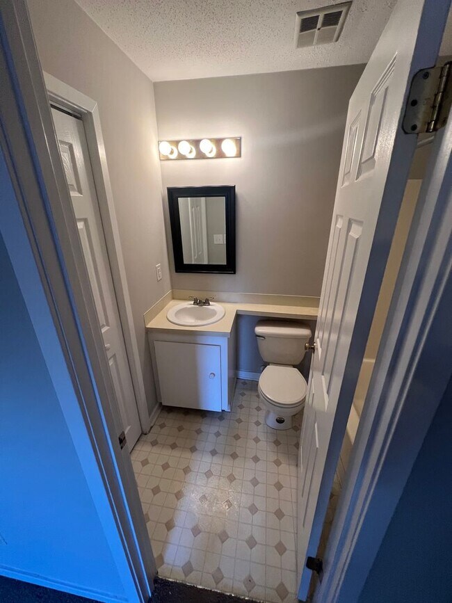 Building Photo - Serene 2-Bed Oasis in North Charleston – Lush Surroundings & Modern Comforts