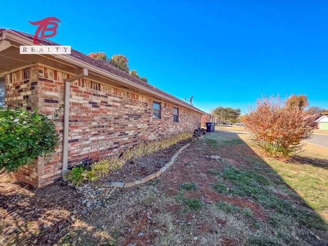 Building Photo - Spacious 3 bedroom, 2 bath single-family home in the desirable Lyrewood/Woodlake area of northwes...