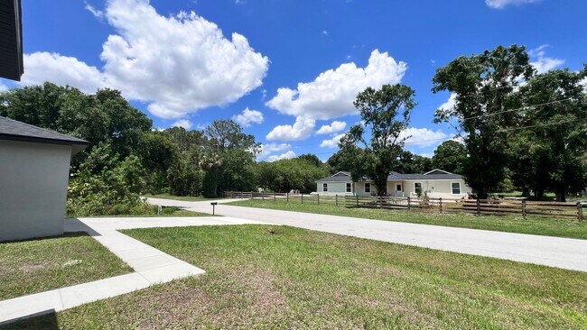 Building Photo - GORGEOUS Bedroom, 2 Bathroom Home in Palm ...