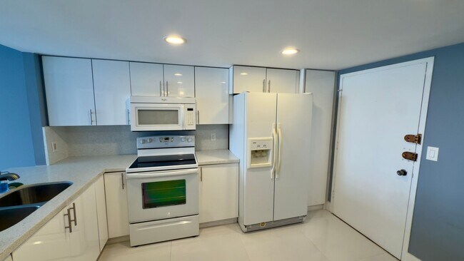 Building Photo - 1351 NE Miami Gardens Dr