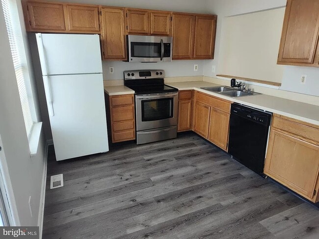 Building Photo - EDGEWOOD - STONELIEGH SQUARE TOWNHOUSE