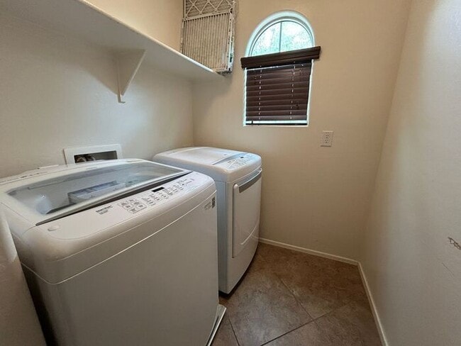 Building Photo - 2251 S Ponderosa Dr