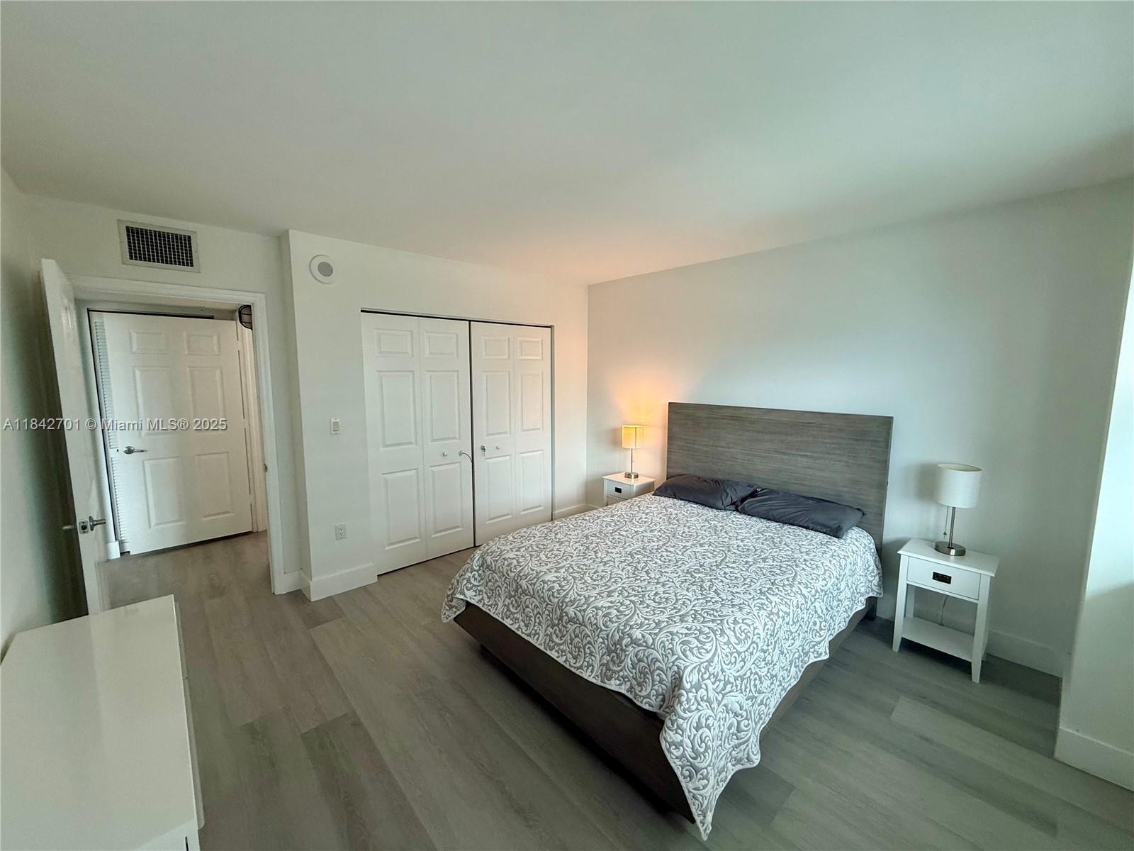 Building Photo - 1155 Brickell Bay Dr