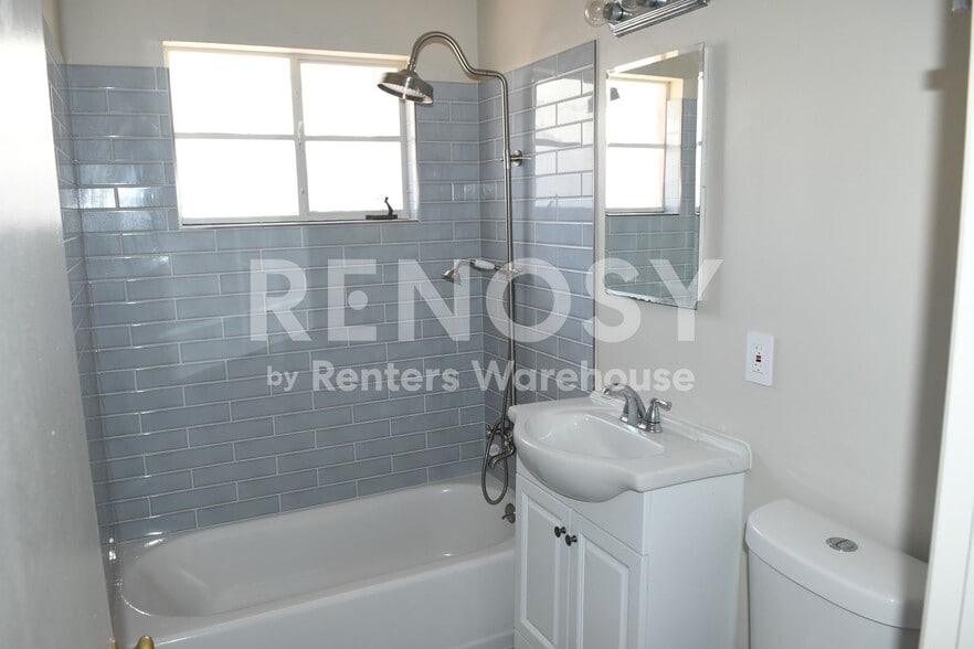 Building Photo - 2145 E Osborn Rd