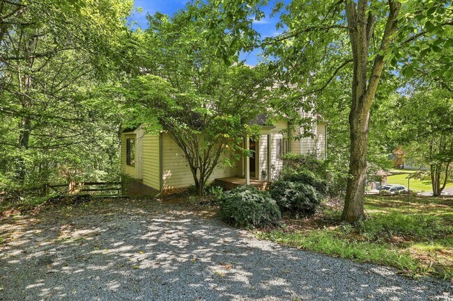 Building Photo - 322 Whispering Oaks Dr